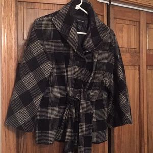 Mid sleeve, cape jacket.